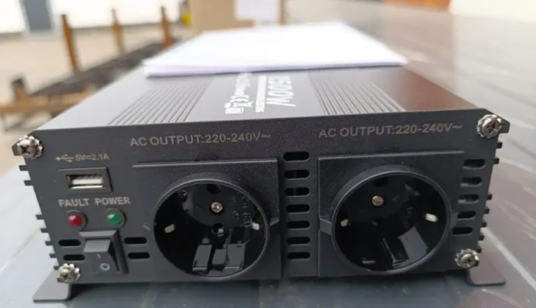 Ein Spannungswandler mit zwei AC-Ausgängen, USB-Anschluss und Anzeige für Fehlfunktionen.